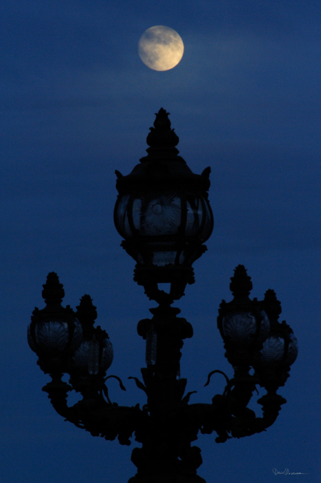 La lune et le lampadaire