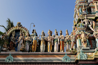 Divinités indiennes au sommet d'un temple de Pondichéry