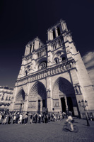 Queue de touristes pour visiter Notre-Dame