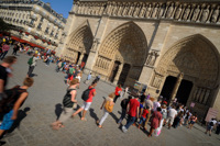 Queue de touristes pour visiter Notre-Dame