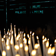 Cierges déposés par les pélerins de Lourdes