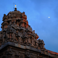Soleil couchant et croissant de lune. Temple de Tanjore, Inde