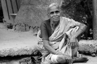 Femme agée indienne dans un village d'Inde du Sud