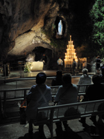 Lourdes : grotte des apparitions au petit matin 