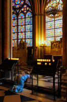 Prière dans le chœur de Notre-Dame de Paris