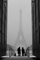 Couple sous la neige, face à la tour Eiffel